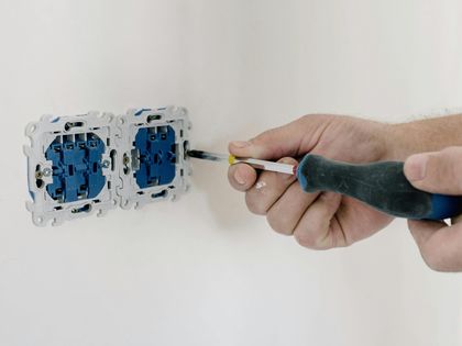Pose de prises et interrupteurs